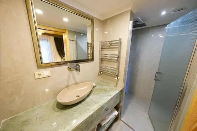 https://images.odamax.com/img/1920x1080/odamax/image/upload/Palace_Hotel_Olive_Odore_202606291425132_suit_ve_terasl_.jpg