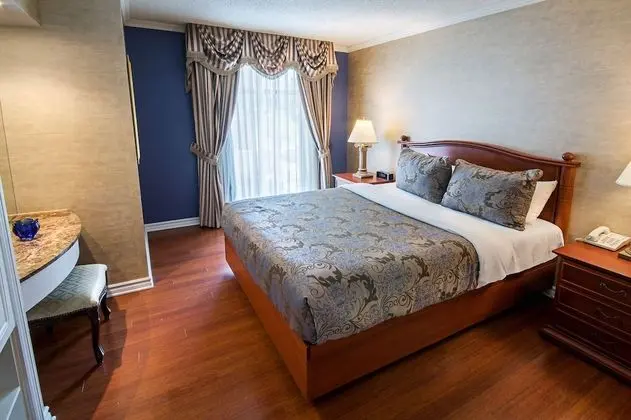 Interior Garden Balcony Suite, 1 Queen bed and 1 Queen Murphy Bed