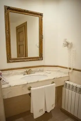 Büyük Yataklı Tek Kişilik Oda