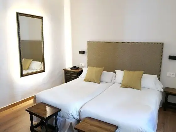 Büyük Yataklı Tek Kişilik Oda