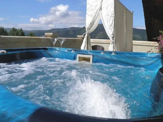 Luxury Süit, Sıcak Su Havuzu