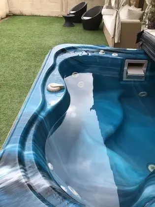 Luxury Süit, Sıcak Su Havuzu