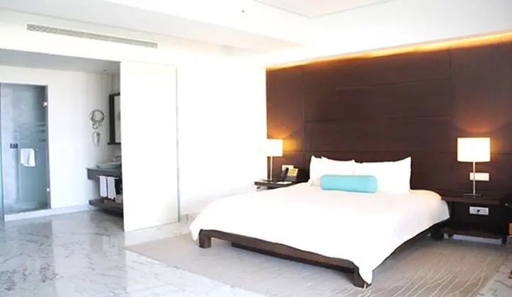 Club 89 King Size Bed Diamante View
