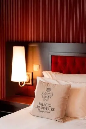Deluxe Tek Büyük Yataklı Oda, Balkon, Havuz Manzaralı