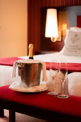 Deluxe Tek Büyük Yataklı Oda, Balkon, Havuz Manzaralı