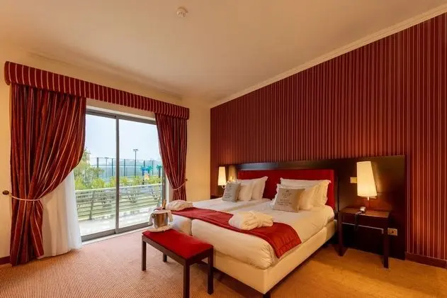 Deluxe Tek Büyük Yataklı Oda, Balkon, Havuz Manzaralı