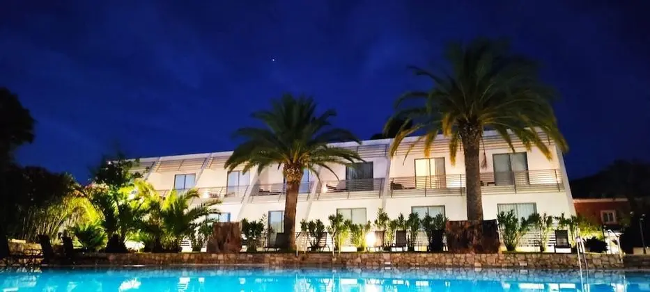 Deluxe Tek Büyük Yataklı Oda, Balkon, Havuz Manzaralı