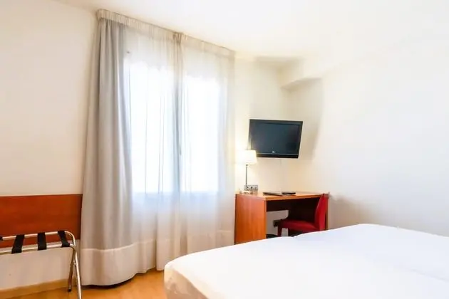 Standard Tek Büyük Yataklı Oda (2)