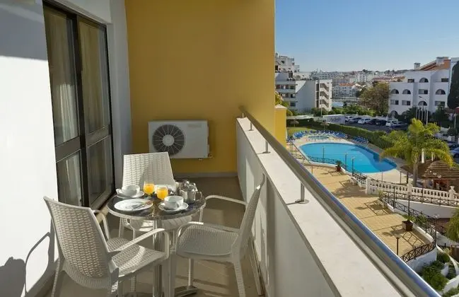 Stüdyo, Havuz Manzaralı