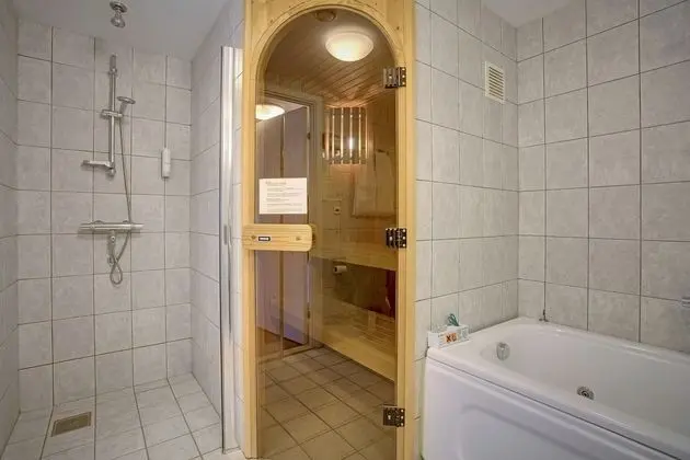 Superior Oda, Sıcak Su Küveti, Ek Bina