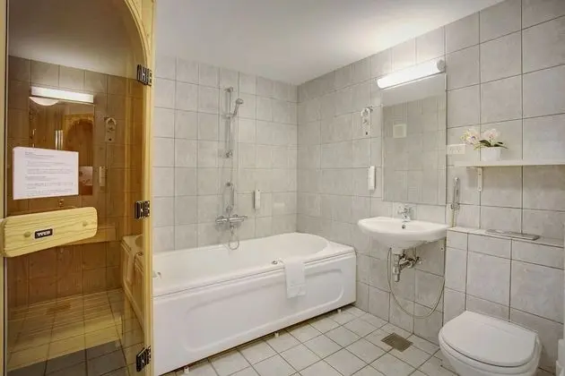 Superior Oda, Sıcak Su Küveti, Ek Bina