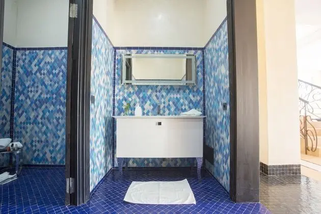 Deluxe Tek Büyük Yataklı Oda, 1 Çift Kişilik Yatak, Sigara İçilmez, Ortak Banyo