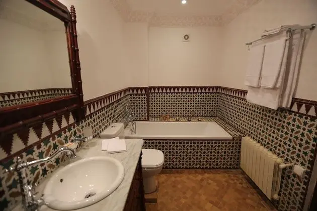 Luxury Tek Büyük veya İki Ayrı Yataklı Oda, Veranda, Avlu (RYAD)