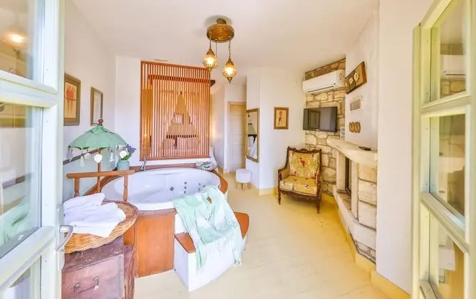 Suite, Bahçe Manzaralı, Şömineli ve Jakuzili
