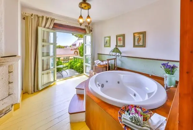 Suite, Bahçe Manzaralı, Şömineli ve Jakuzili