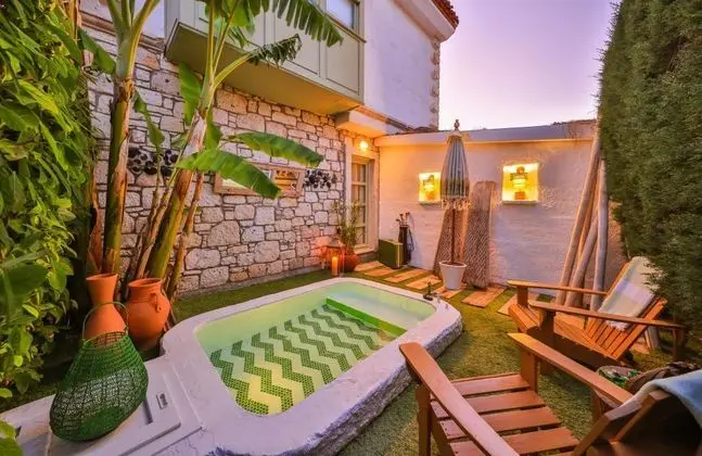 Suite, Bahçe Manzaralı, Şömineli ve Jakuzili