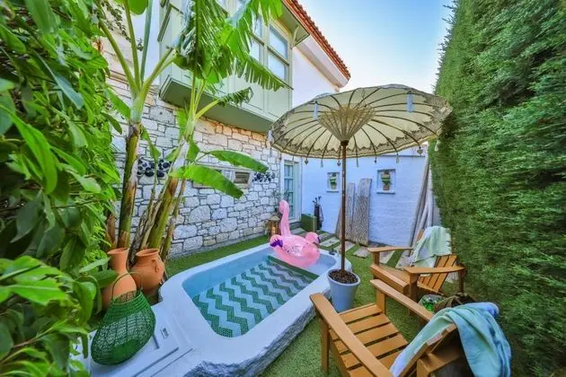 Suite, Bahçe Manzaralı, Şömineli ve Jakuzili