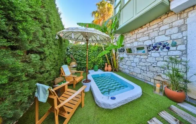 Suite, Bahçe Manzaralı, Şömineli ve Jakuzili