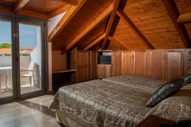 Attic Suite with Pool & Side Sea View