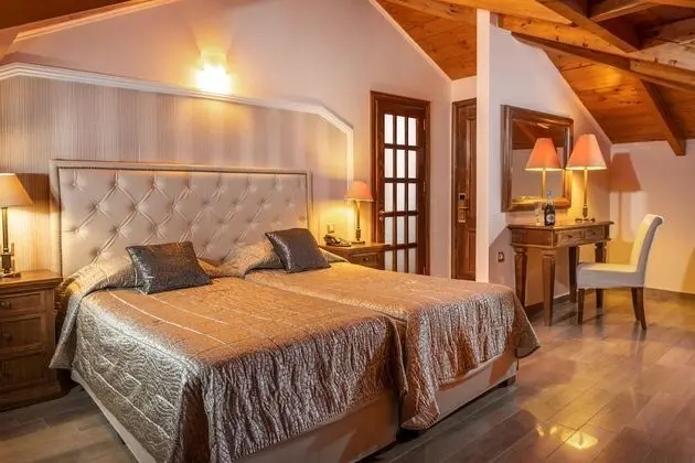 Attic Suite with Pool & Side Sea View