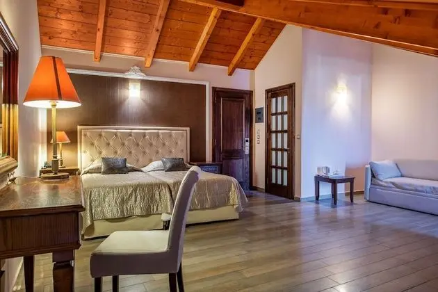 Attic Suite with Pool & Side Sea View