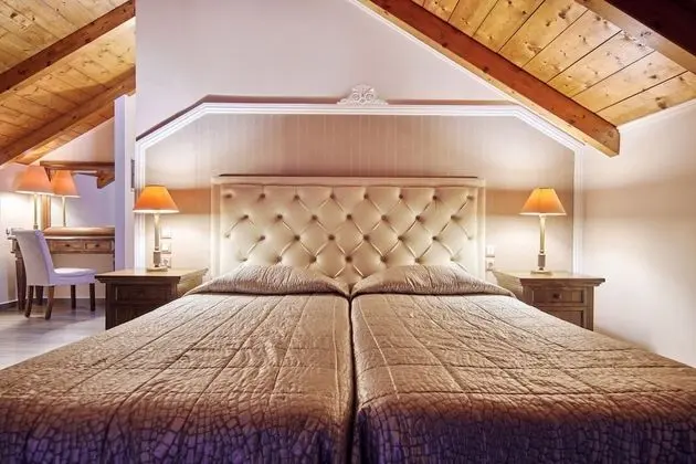 Attic Suite with Pool & Side Sea View