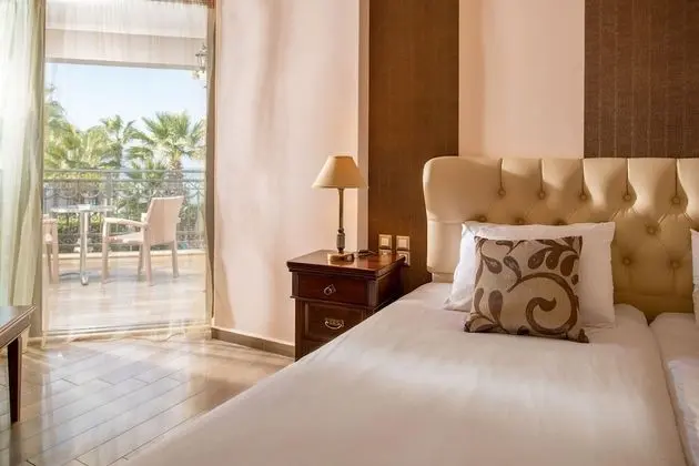 Junior Suite with Pool and Sea View