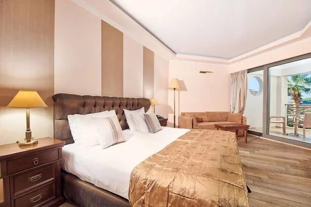 Junior Suite with Pool and Sea View