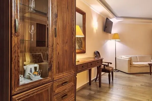 Swim Up Junior Suite with Pool View