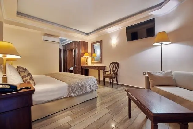 Swim Up Junior Suite with Pool View