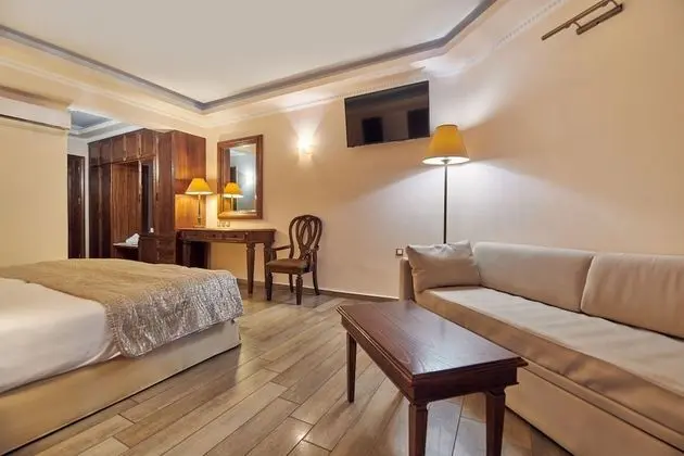 Swim Up Junior Suite with Pool View
