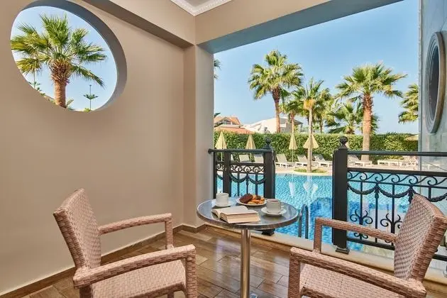 Swim Up Junior Suite with Pool View