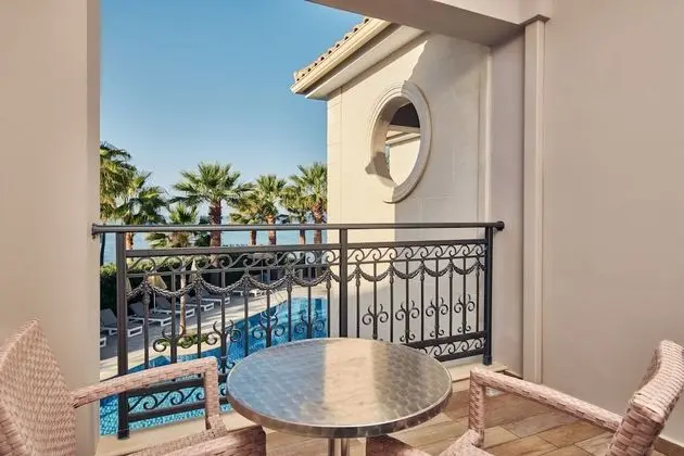 Swim Up Junior Suite with Pool View