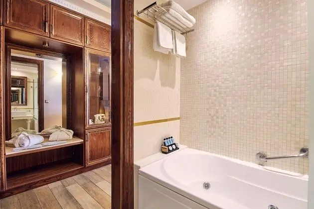 Swim Up Junior Suite with Pool View