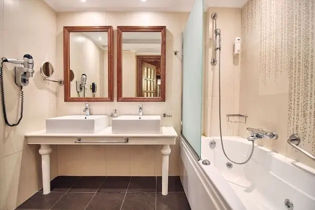 Swim Up Junior Suite with Pool View