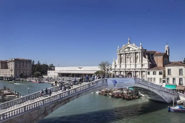 Basic Tek Büyük Yataklı Oda, Özel Banyo, Kanal Manzaralı (External)