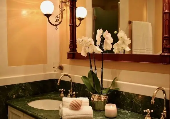 Deluxe Süit, Köşe