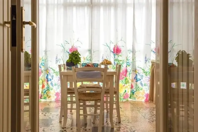 Deluxe Tek Büyük Yataklı Oda, Balkon, Bahçe Manzaralı
