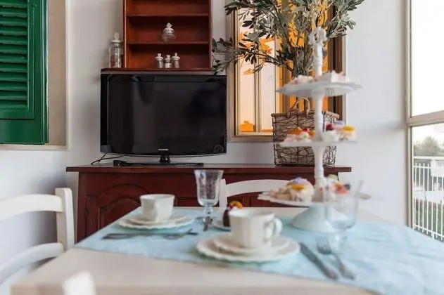 Deluxe Tek Büyük Yataklı Oda, Balkon, Bahçe Manzaralı
