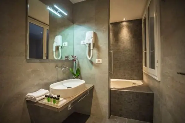 Deluxe Tek Büyük veya İki Ayrı Yataklı Oda, Sıcak Su Küveti