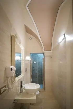 Deluxe Tek Büyük Yataklı Oda (Camera 3)