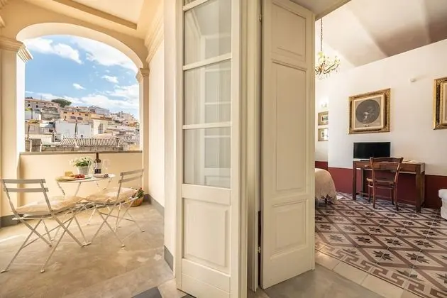 Junior Tek Büyük veya İki Ayrı Yataklı Oda