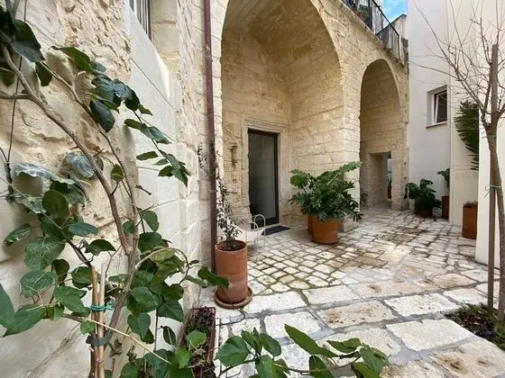 Grand Süit, Ek Bina