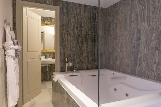 Luxury Tek Büyük Yataklı Oda