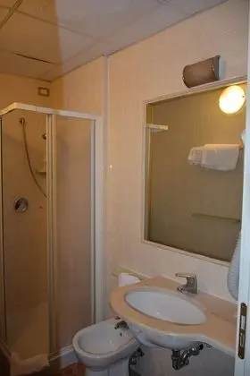 Büyük Yataklı Tek Kişilik Oda