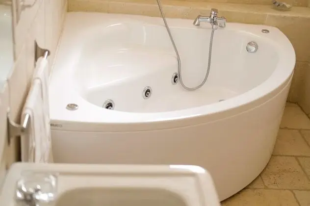 Junior Süit, Sıcak Su Havuzu