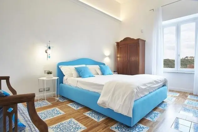 Deluxe Tek Büyük Yataklı Oda, Teras, Kısmi Deniz Manzaralı
