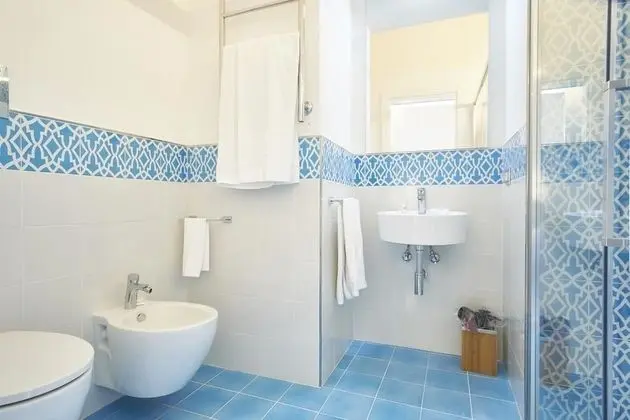 Deluxe Tek Büyük Yataklı Oda, Teras, Kısmi Deniz Manzaralı