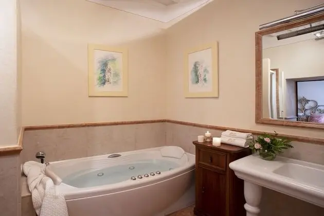 Royal Tek Büyük Yataklı Oda, Sıcak Su Havuzu