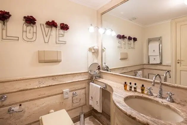 Deluxe Tek Büyük Yataklı Oda (French Balcony)